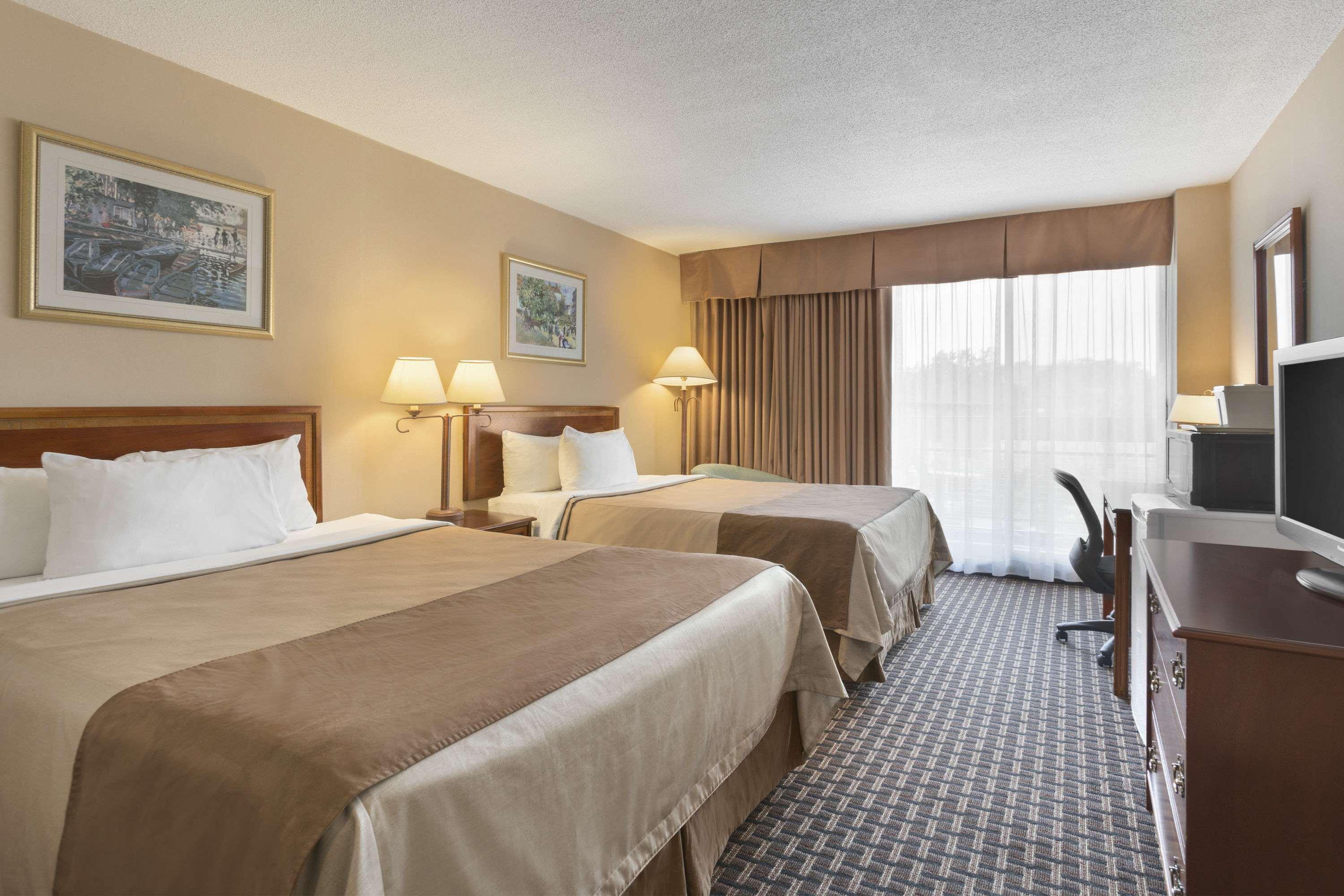 Ramada By Wyndham Belleville Harbourview Conference Center Kültér fotó