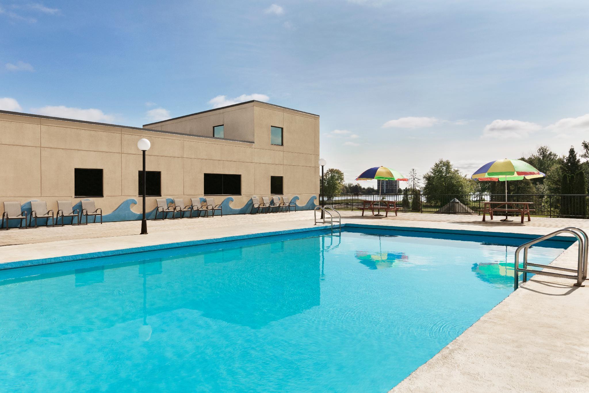 Ramada By Wyndham Belleville Harbourview Conference Center Kültér fotó