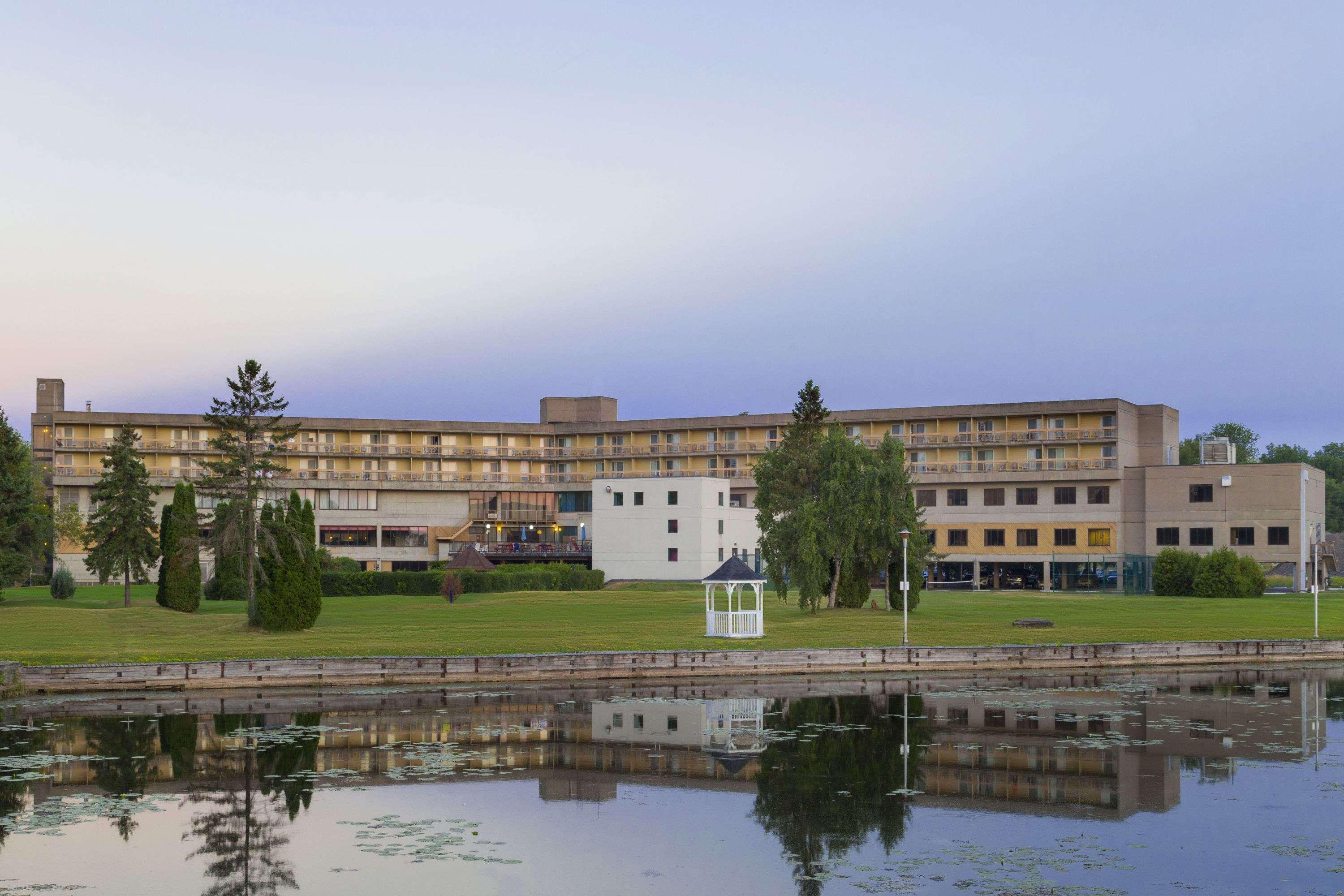 Ramada By Wyndham Belleville Harbourview Conference Center Kültér fotó