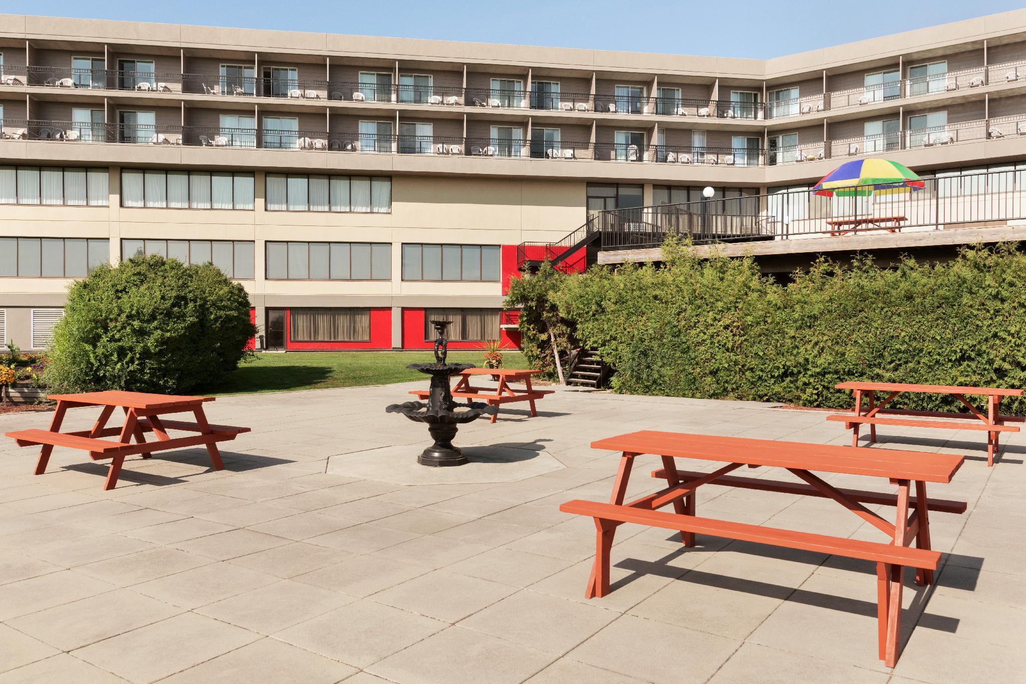 Ramada By Wyndham Belleville Harbourview Conference Center Kültér fotó