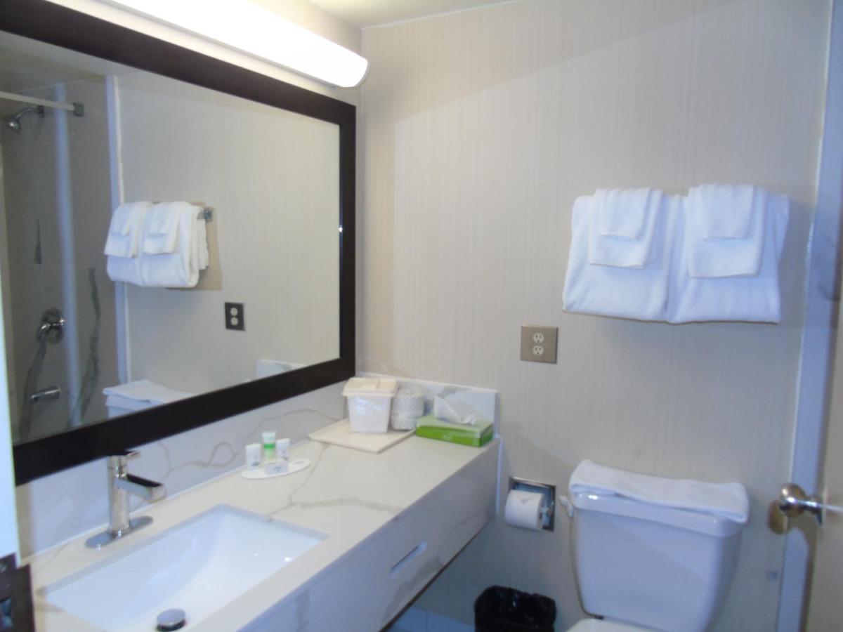 Ramada By Wyndham Belleville Harbourview Conference Center Kültér fotó