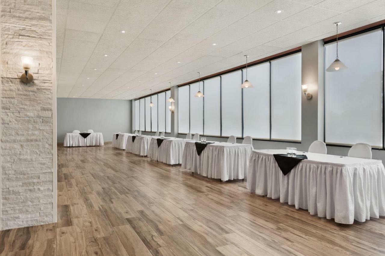 Ramada By Wyndham Belleville Harbourview Conference Center Kültér fotó