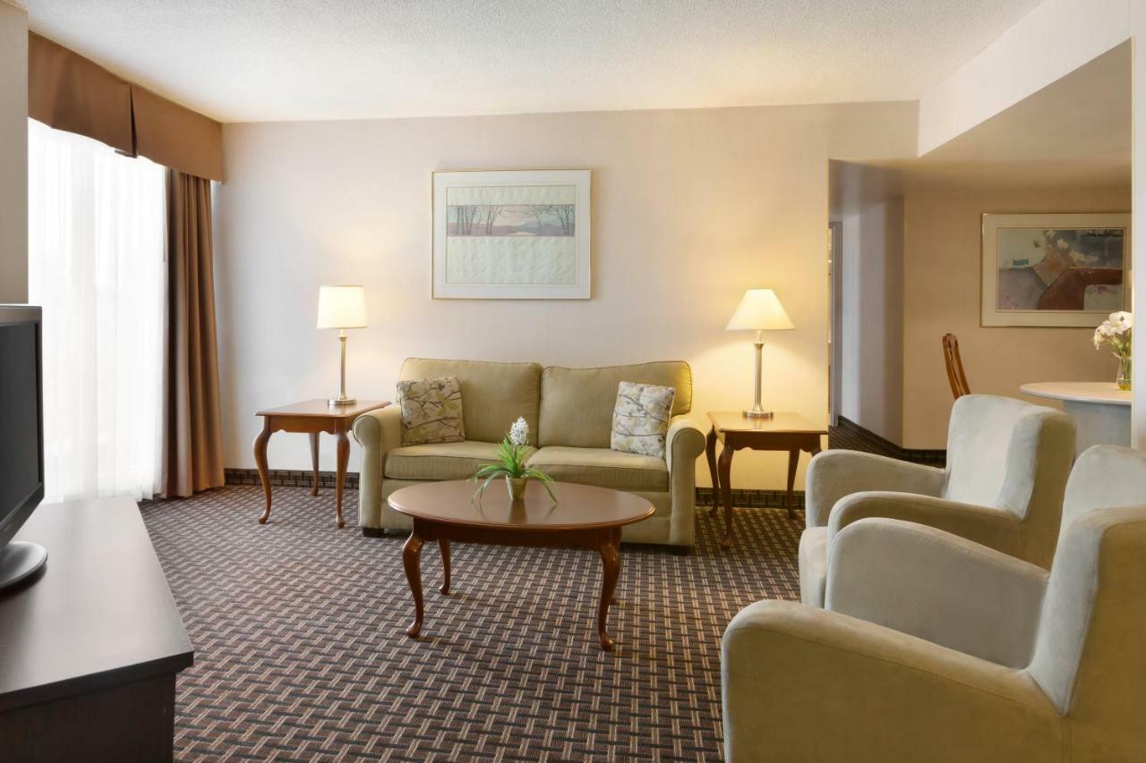 Ramada By Wyndham Belleville Harbourview Conference Center Kültér fotó